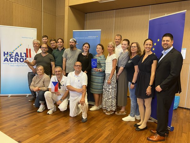 Pflege- und Fachpersonal aus dem Landesklinikum Mistelbach-Gänserndorf und dem tschechischen Krankenhaus in Znaim - Nemocnice Znojmo arbeiten im Rahmen des Projekts Cross-Border CAST gemeinsam an der Weiterentwicklung von Gips- und Cast-Techniken sowie an der grenzüberschreitenden Qualitätssicherung in der traumatologischen Erstversorgung zusammen.